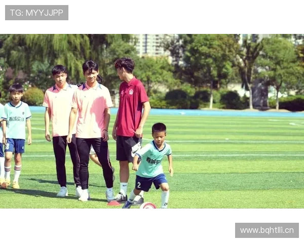 青训新星展示潜力，成为未来足球的希望之光与关注热点